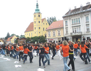 Samoborski maturanti zaplesali Quadrillu na sredinjem trgu