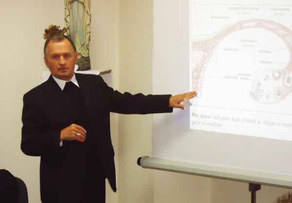 Pomoni biskup zagrebaki mons. Valentin Pozai na predavanju u Samoboru mladima govorio o umjetnoj oplodnji