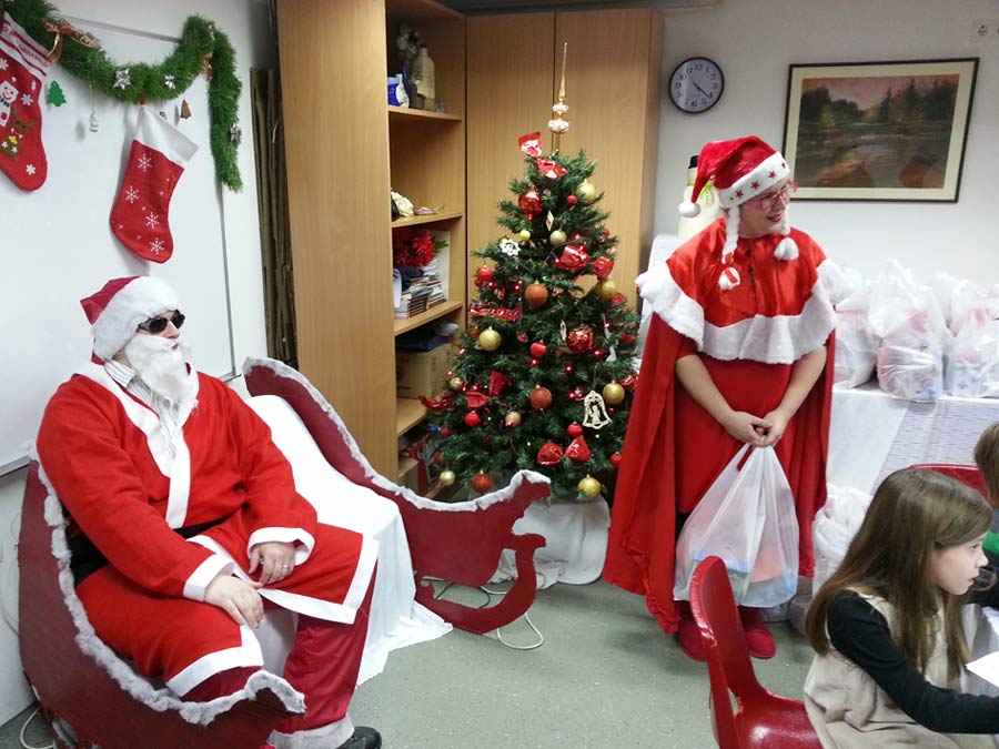 Djed i Baka Mraz posjetili djecu u Udruzi gluhih i nagluhih 
