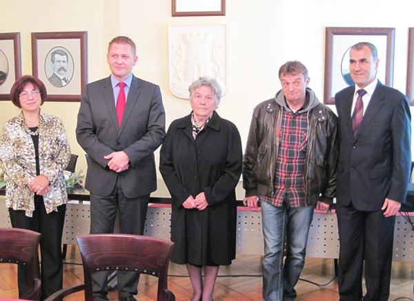 U gradskoj vijenici dodijeljene Medalje Grada Tomislavu Joziu i obitelji Mire Jazbinski