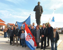 Hrvatski ratnici - UHBDR položili su vijence i zapalili svijeće na spomen obilježjima u Škabrnji