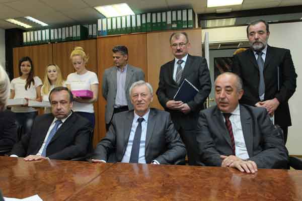 Koalicija osam stranaka upanijskom izbornom povjerenstvu predala kandidacijsku listu Stjepana Koia za upana