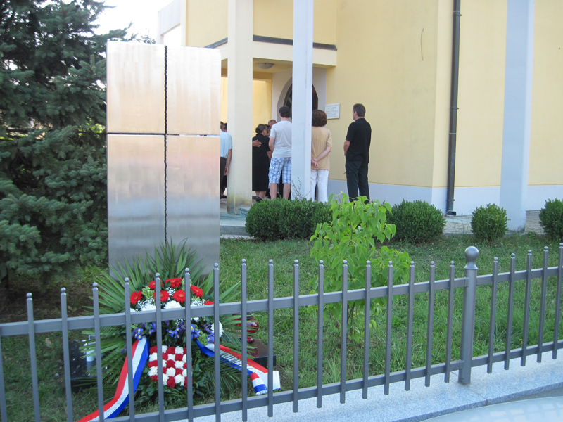 Poloen vijenac na spomenik Davoru Vukasu u Molvicama