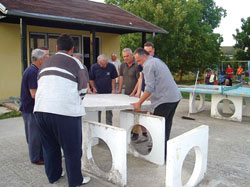 U MO Lug Samoborski sami izradili betonski stol za stolni tenis