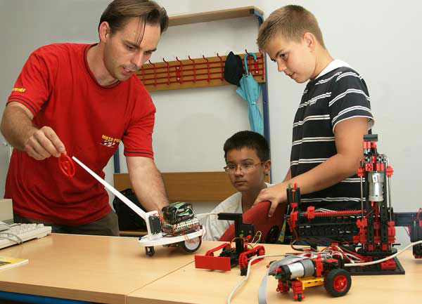 U Osnovnoj školi Milana Langa u Bregani uspješno se provodi program robotike