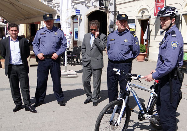 Na samoborskom glavnom gradskom trgu predstavljen projekt biciklistike policijske ophodnje