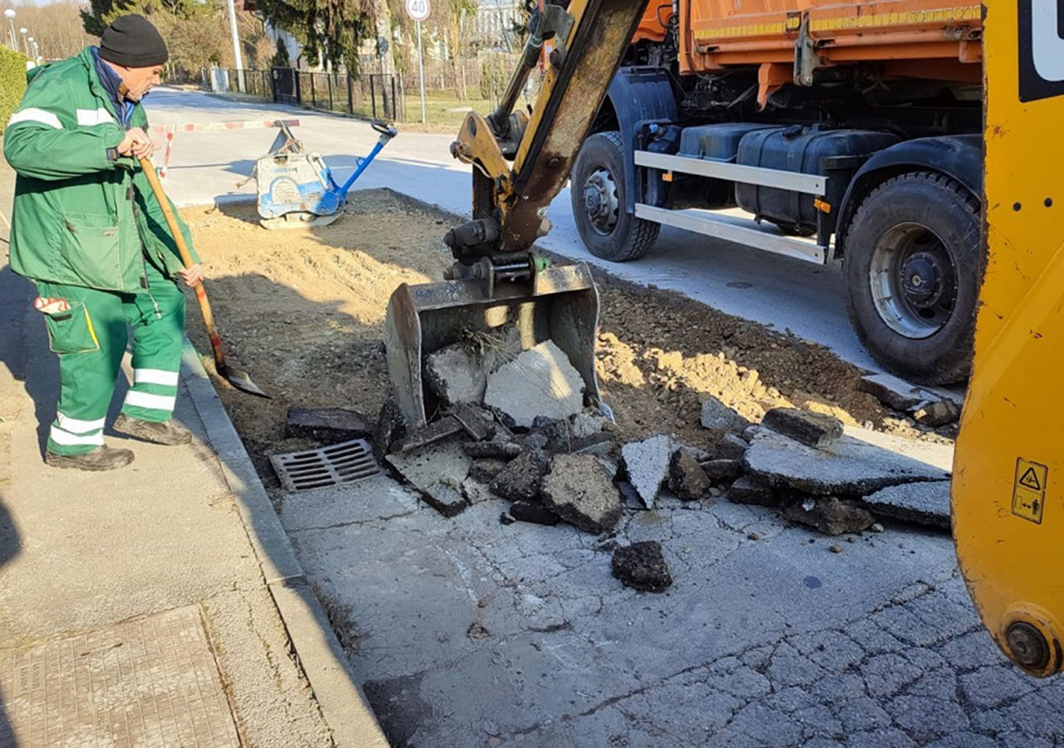 Sanacija propada asfalta u Bobovici
