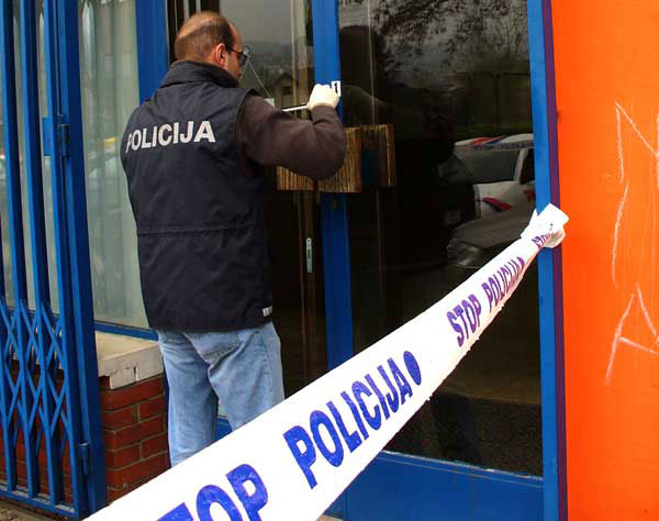 Maskirani razbojnik opljakao trgovinu opreme za kune ljubimce u Perkovevoj ulici

