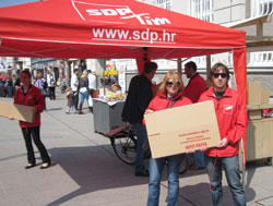 Forum mladih SDP-a uoči Dana planeta Zemlje dijelio kutije za prikupljanje papira
