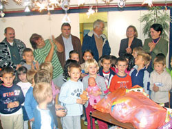 Članovi Mjesnog odbora Franjo Bučar darivali su djecu Dječjeg 
vrtića Grigor Vitez
