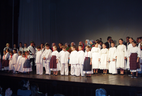 Predbožićni koncert Folklornog ansambla Mladost u samoborskom kinu