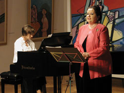 Mezzosopranistica Nina angalovi u Galeriji Prica odrala koncert uz projekciju slika