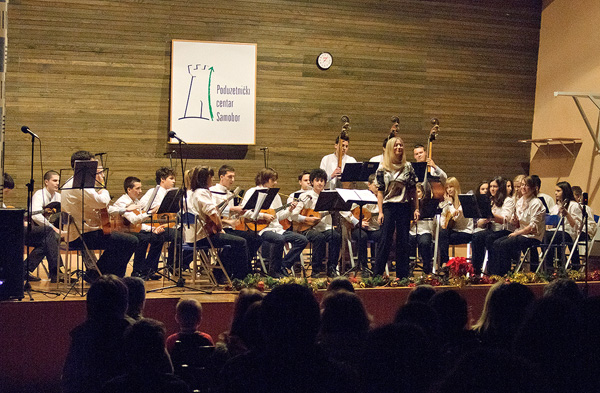 Mlađi tamburaški orkestar TD Ferdo Livadić održao svoj blagdanski koncert u Bregani