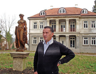 Nakon 11 godina prisilnog egzila, Zlatko Kolman, nekadanji vlasnik lanca butika jeansom, za 3 milijuna eura prodaje samoborski Versailles 
