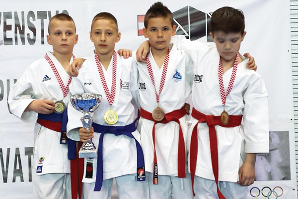 Na Prvenstvu Hrvatske za mlae uzraste u katama KK Samobor osvojio osam medalja