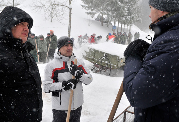 Ministar Mati s grupom branitelja doao je pomoi u ienju snijega