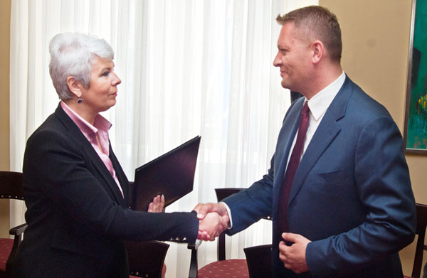 Premijerka Jadranka Kosor i gradonaelnik Kreo Beljak potpisali Ugovor o prijenosu nekretnina Vojarne Taborec na Grad Samobor

