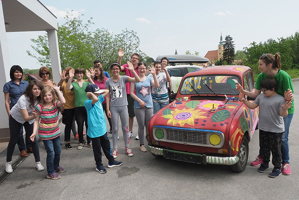 Udružili se mali i veliki - učenici Osnovne škole Samobor starom Renaultu 4 dali novo šareno ruho
