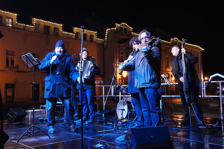 Paganini band i Tvrtko Stipi zagrijali i rasplesali publiku na Trgu kralja Tomislava