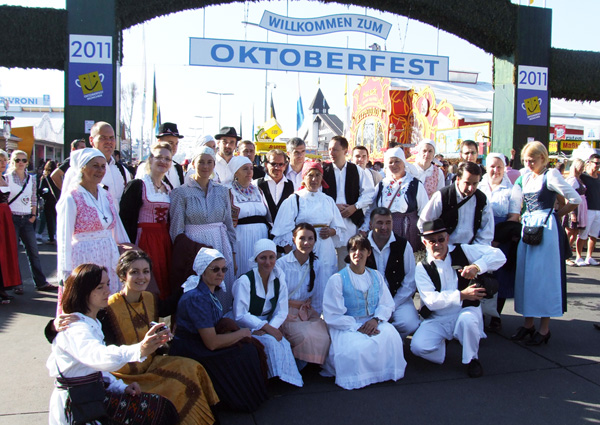 Samoborci iz Udruge Ekosspiritus i Drutva sv. Izidora Seljaka na Oktoberfestu