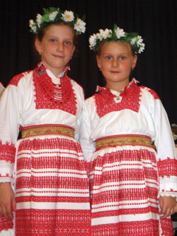 esto izdanje Strmeke jeseni predstavilo etiri folklorna ansambla