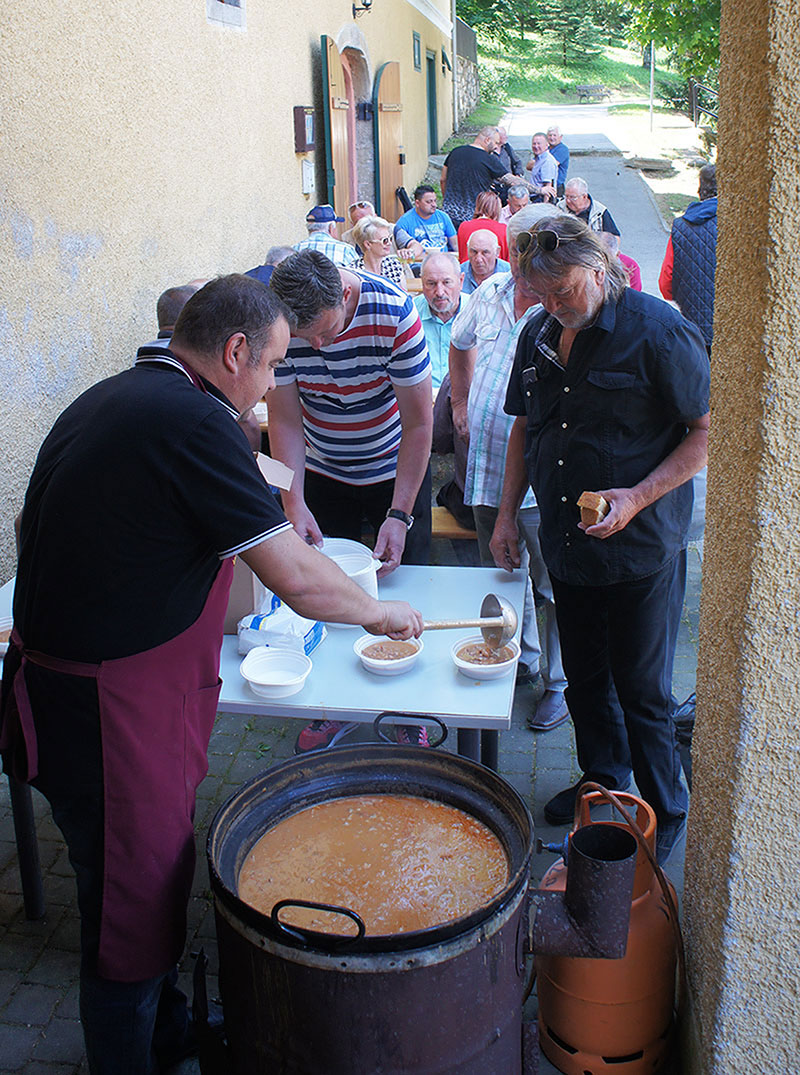 Članovi Samoborske vinogradarsko vinarske udruge pripremaju se za Dan grada  